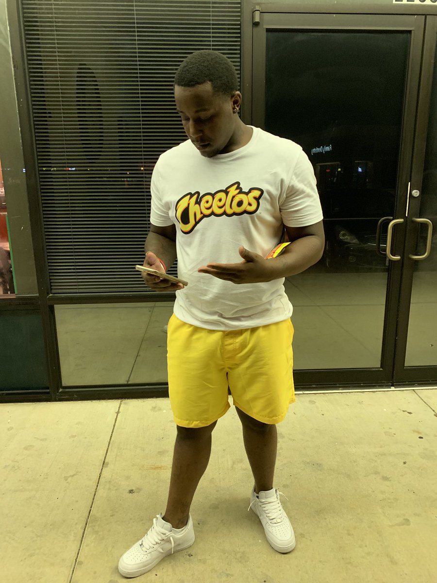 taylorstarks19's tweet photo. WHERE MY CHEETOS AT ? https://t.co/yGtV4rRy6a