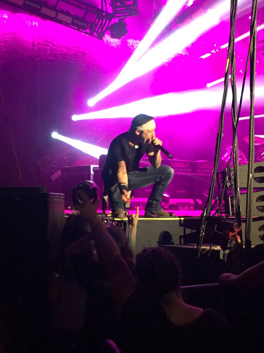 Taradoula's tweet photo. #godsmack.  #coolinsuringarena https://t.co/rhZisCNlKa