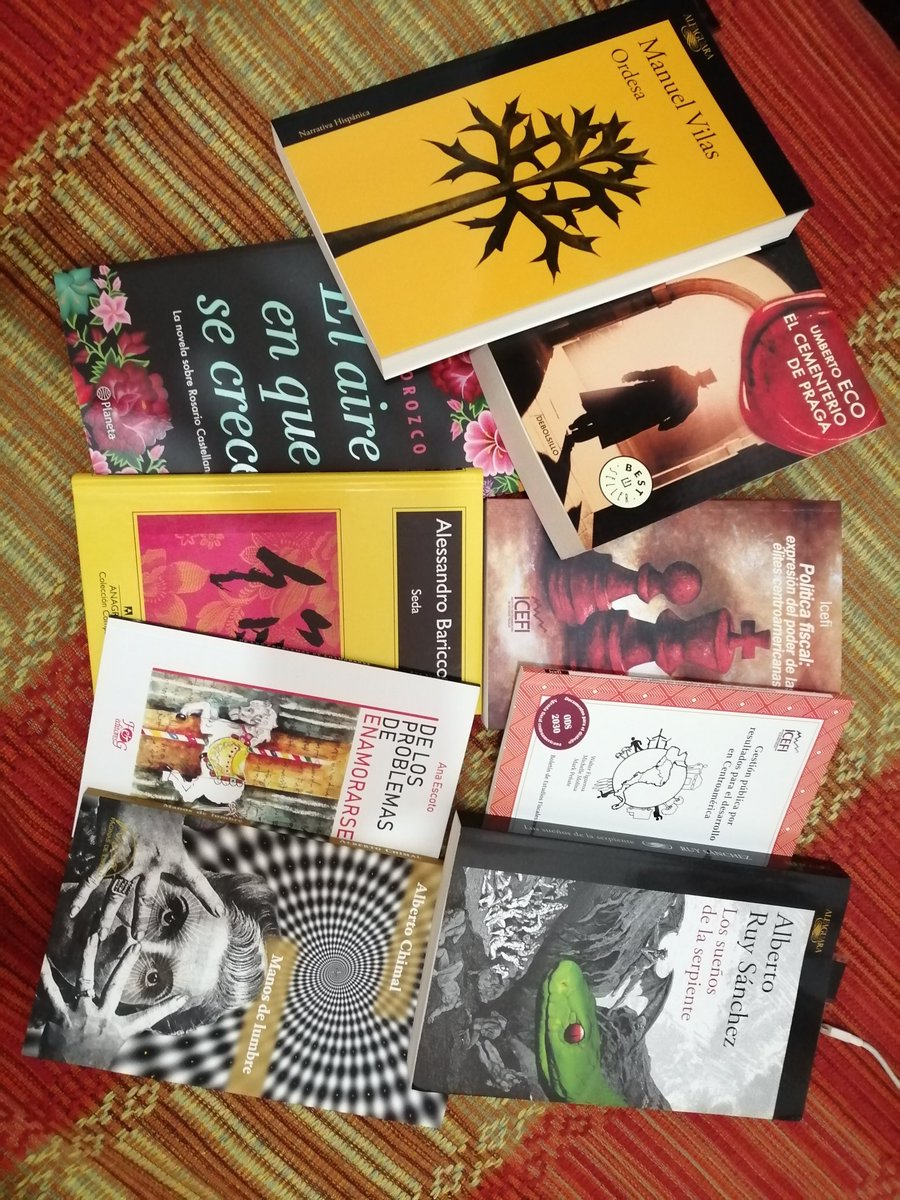 MaruLuarca's tweet photo. La #Filgua2019 me dejó la mesita llena de lecturas pendientes (el 70% como regalo gracias señor Dios de los lectores pobres)
Ahora solo necesito mas tiempo libre. https://t.co/J8n9lXULQb