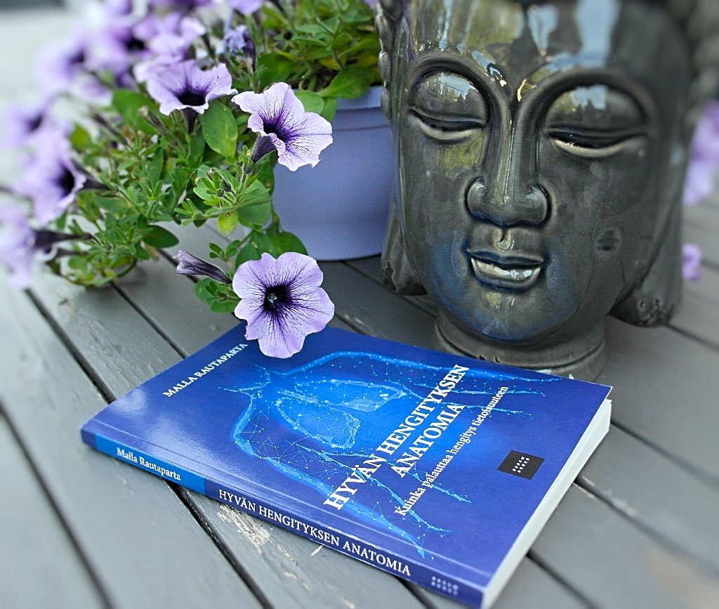 kirjaviekoon's tweet image. En usko olevani ainoa, joka istuu lysyssä päätteen tai kirjan ääressä. Hengitätkö sinäkin huonosti ja pinnallisesti? Malla Rautaparran Hyvän hengityksen anatomia kertoo mitä huonosta ja hyvästä hengityksestä seuraa. kirjaviekoon.blogspot.com/2019/07/malla-… @BasamBooks