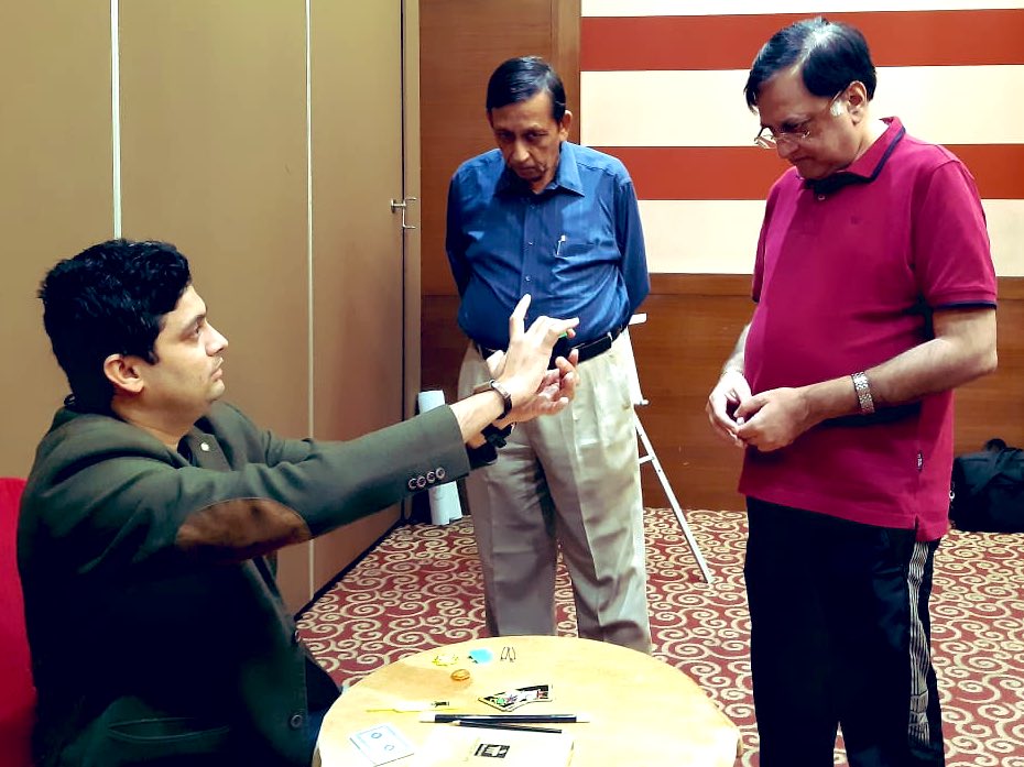 nakulshenoy's tweet image. Best part of the #MagicWorkshop in Hyderabad? I got to teach my hypnotism master some fantastic magic! 😉