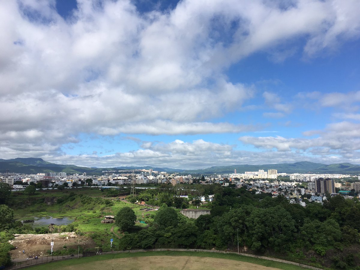 _oopsiedaisies's tweet image. What makes college bearable? #Libraryviews