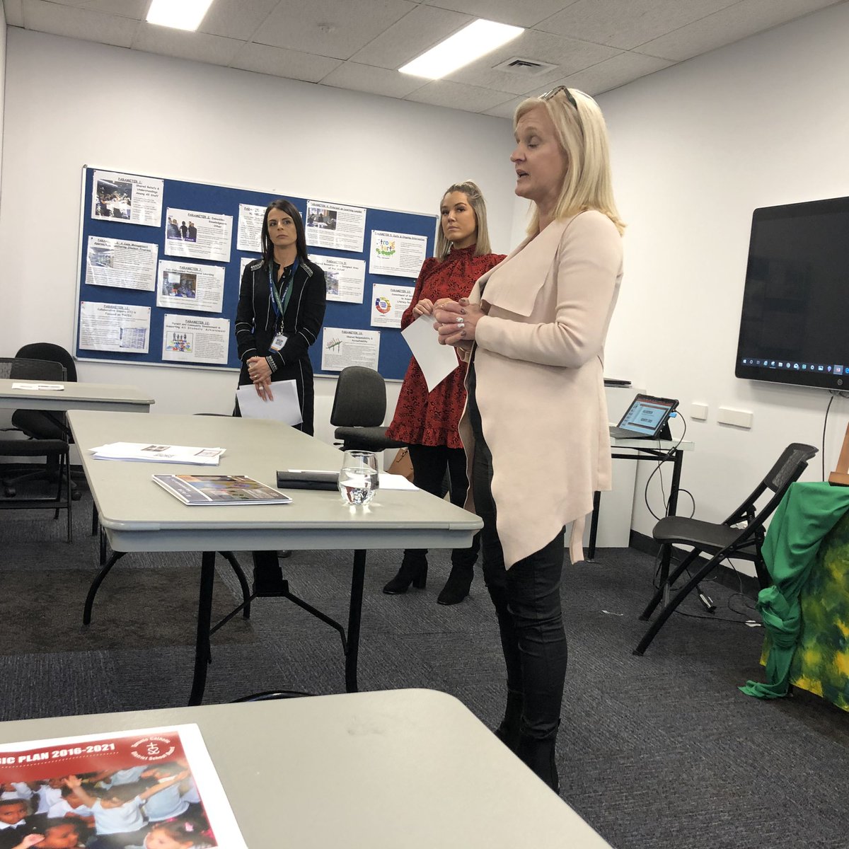 ShaunaMaree's tweet photo. Getting ready for our first #ignite session with the ERO #LLII2019 delegation @laurinavde @OrsoAnita https://t.co/0Ri3IlUVbO