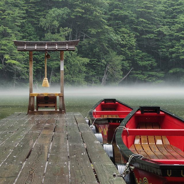 GoNagano_Japan's tweet photo. Mist rises over tranquil Myojin Pond on a rainy day in Kamikochi. 
This secluded pond is the site of Hotaka Shrine's Okumiya, where the guardian deity of the Northern Japanese Alps is enshrined.

Every year on October 8th, the Myojin Pond Ofune Matsuri i… https://t.co/IlzgEefyyx https://t.co/w26QumXC7B