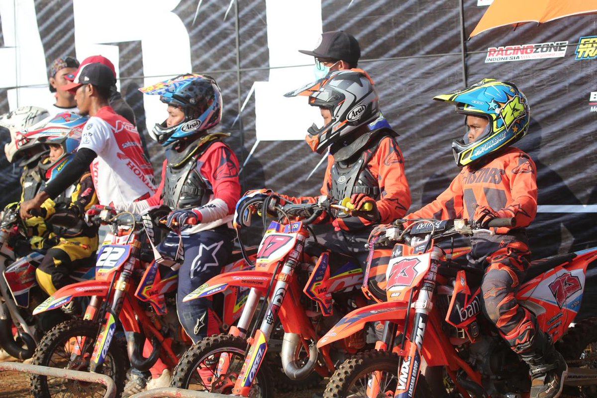vmx_id's tweet photo. Menanti Start🏁 #vmxsupport Squad 💪🔥di Indiel Series Round-3 #VMXRiders #alpinestars #alpinestarsprotects
“Ingat Motoshop Online Ingat @vmx_id” 🌐 https://t.co/tL8EoHVCiz - Toko Online Perlengkapan, Aksesoris dan Variasi #Motocross No.1 Indonesia.
#RideWithUs #VMX #VMXid https://t.co/v0a2T47dzo