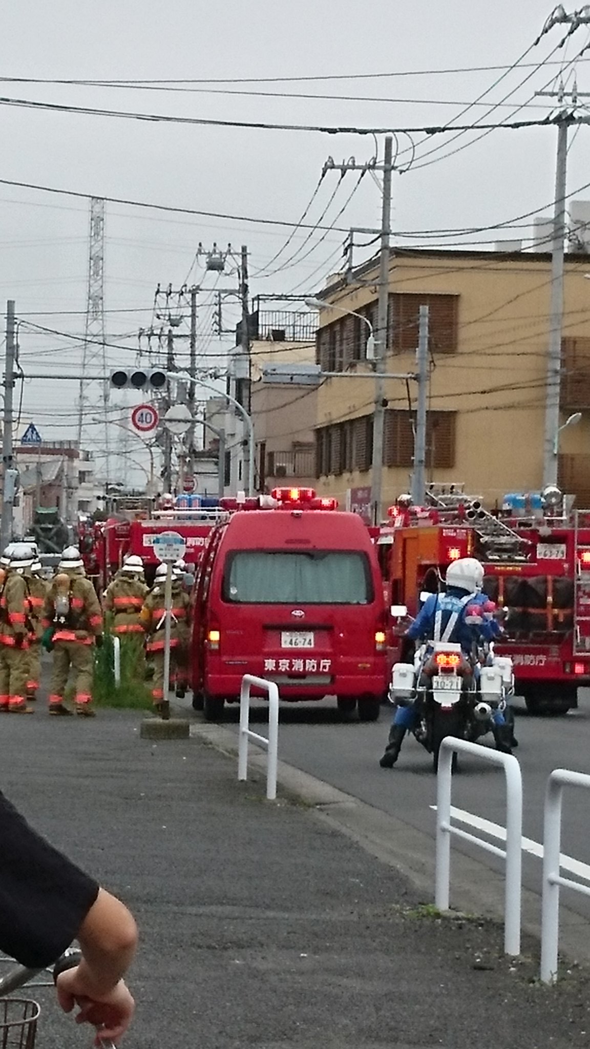 葛飾区奥戸と細田の爆発を伴う大規模停電で緊急車両が集まっている現場の画像