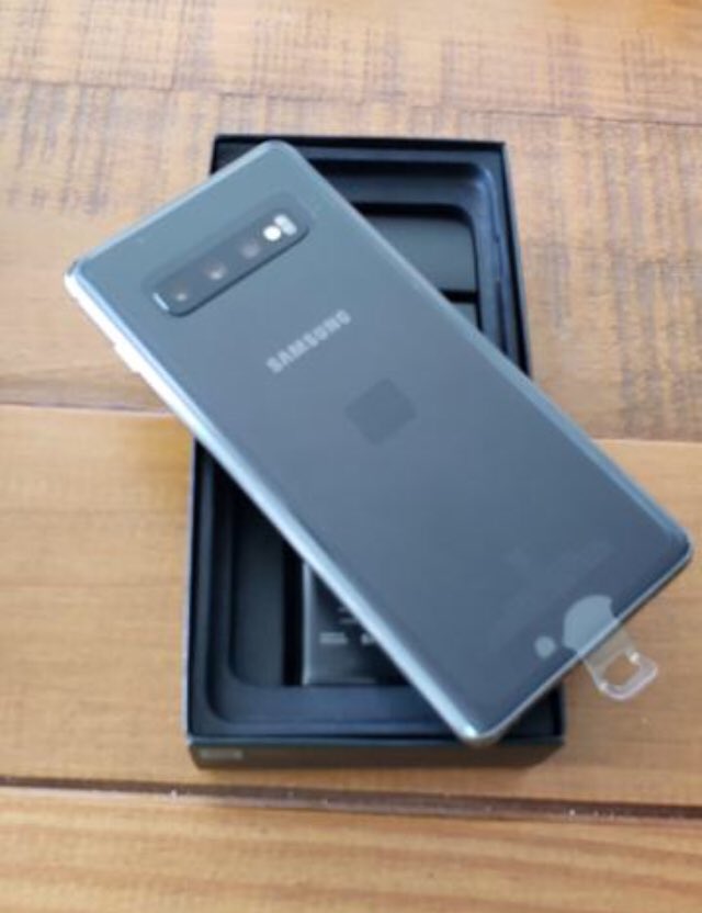 Roberto15384781's tweet photo. #compreios10 olha só essa beleza que chegou aqui em casa hoje!!! Nao me arrependo nem um pouco!!! Depois de tanto tempo usando Iphones consegui me adaptar muito bem ai sistema android!!! Super RECOMENDO!!! #samsung #compreioS10 https://t.co/niBUfrfHty