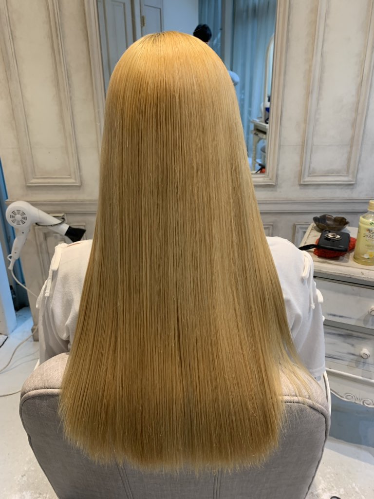 のっち くせ毛の悩みを解決する人 全体的に縮毛矯正かけてある箇所も癖が戻ってしまっていたのでそこの修正も兼ねて 中間はもう少し責めれたなあ お客さんにはカウンセリングの時点で了承してもらってるけど中間はまた時間経過とともに癖が少し出てきて