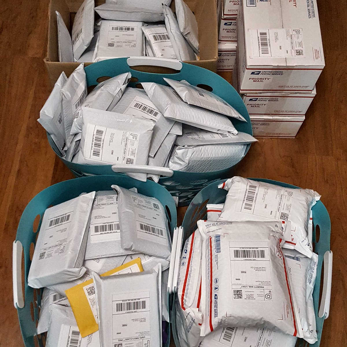 RestlesscraftB2's tweet photo. How do you make sure everyone gets their product as fast as possible? You spend 11 hours making it happen. #topps #2019topps #baseballcards #cardbreaks #casebreaks #allenandginter #sportscards #baseball⚾ #⚾ #groupbreaks #restlesscraftbreakers https://t.co/DR99NZ64IZ