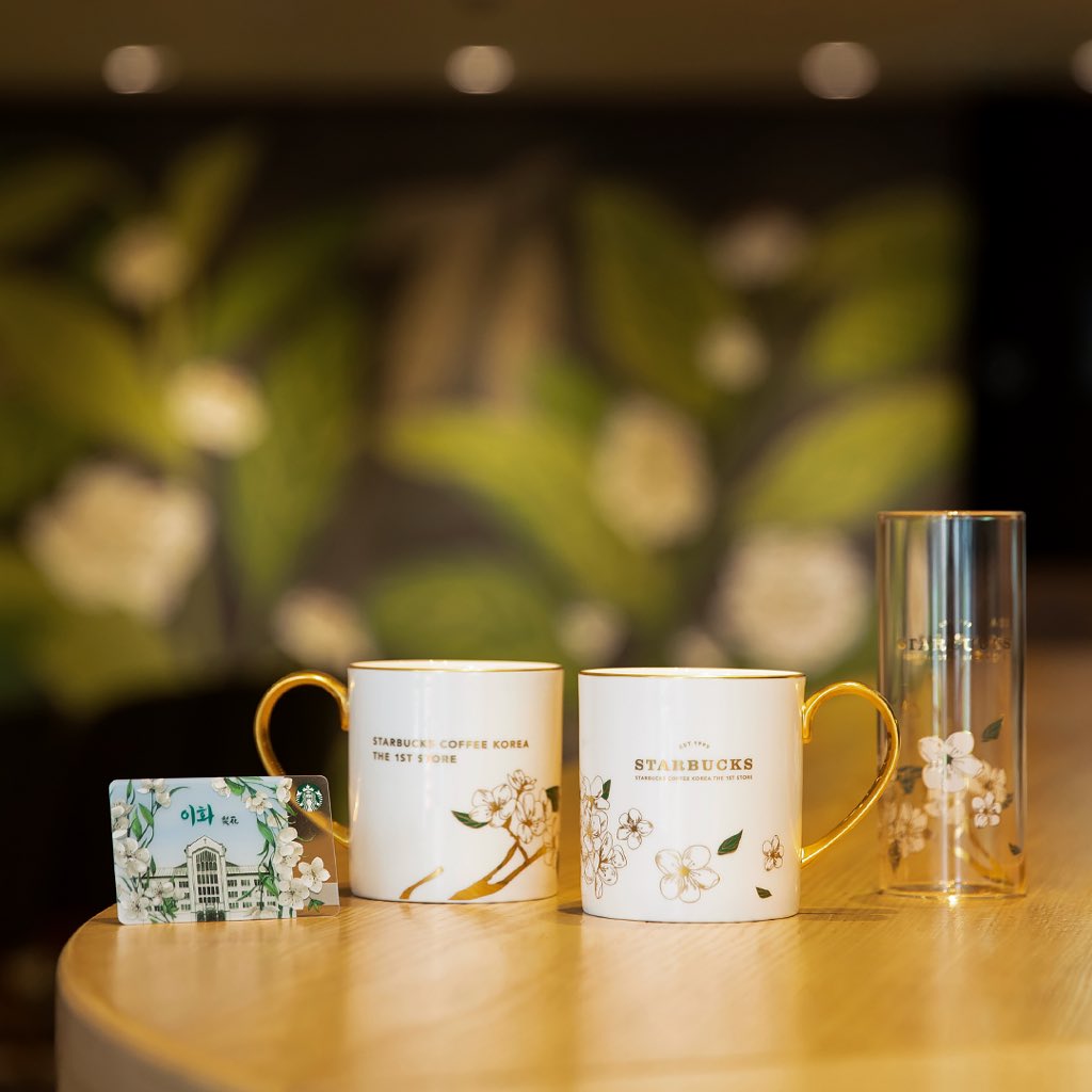 StarbucksKorea's tweet photo. ⠀
모습은 바뀌어도 마음은 그대로
⠀
스타벅스 코리아 1호점인 이대점이 7월 26일, 개점 20주년을 맞이하여 리저브와 티바나에 특화된 이대R점으로 새롭게 태어납니다.
⠀
스타벅스 1호점을 위한 머그, 골든 글라스까지
이대R점에서 스타벅스의 특별한 제품과 서비스를 경험해보세요. https://t.co/NrVKM7LcBK