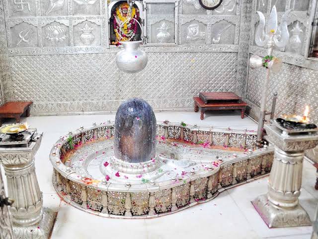 नमस्ते अस्तु भगवन
विश्र्वेश्र्वराय महादेवाय
योगेश्वराय, महादेवाय,
त्र्यम्बकाय त्रिपुरान्तकाय
त्रिकालाग्निकालाय, कालाग्निरुद्राय
नीलकण्ठाय मृत्युंजयाय
सर्वेश्र्वराय सदाशिवाय
श्रीमन् महादेवाय नमः
श्रावण के प्रथम सोमवार पर हर-हर महादेव