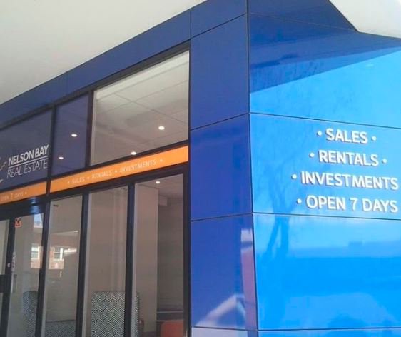 SignwaveAU's tweet image. A brilliant blue shop front makeover for  Nelson Bay Real Estate by SIGNWAVE Newcastle.

#signage #custommade#externalsigns #shopfrontsignage#routercut #outdoorsigns#windowgraphic #signwavedidit#signwavenewcastle