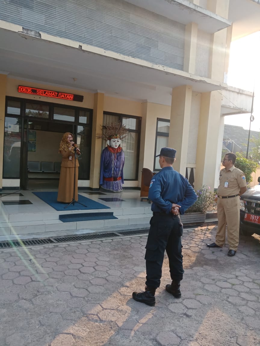 SoedikinAli's tweet photo. Giat apel pagi, senin 22juli 2019,di pimpin TU, sudin sosial kota administrasi jakarta timur, berlangsung sengan hikmat. https://t.co/S8Vb3QHWAf