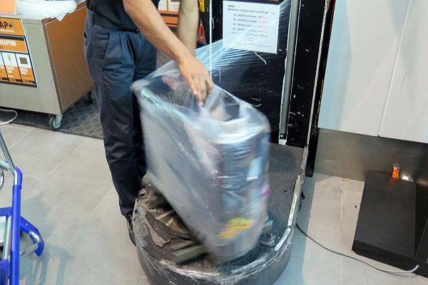 JagbaniOnline's tweet photo. ਪਾਕਿ ਹਵਾਈ ਅੱਡੇ ਦੀ 'baggage-wrapping' ਦੀ ਨਵੀਂ ਨੀਤੀ ਦਾ ਲੋਕਾਂ ਵੱਲੋਂ ਵਿਰੋਧ https://t.co/ASyBx1K31Q
#Pakistan #CAA #BaggageWrapping #Airport #Passengers https://t.co/ZZhFDqwhIW