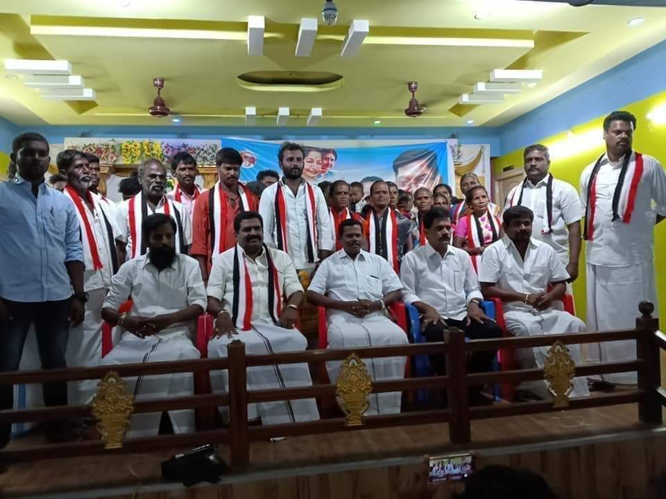 SakraMathan1414's tweet photo. ஒரு மாவட்டத்தில் ஒரு நிர்வாகி போனால் 10 பேர் இணைகிறார்கள்.

திண்டுக்கல் கிழக்கு மாவட்டத்தில் மாற்றுக் கட்சியை சார்ந்த நண்பர்கள் கழக பொதுச்செயலாளர் டிடிவி தினகரன் அவர்களின் தலைமையை ஏற்று அம்மா மக்கள் முன்னேற்றக் கழகத்தில் தங்களை இணைத்துக் கொண்டனர். https://t.co/HaBBcOoH9U