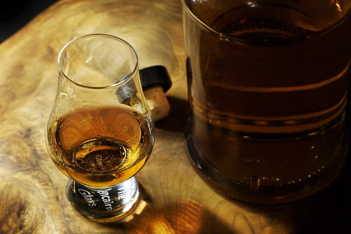 UiskiBarrel's tweet photo. Is it Whisky or Whiskey?
Simply put, it is Whisky, and only spelt Whiskey with an ‘e’ in the United States and Ireland when referring to their Whiskies
https://t.co/M6QRbNu66D

#uiskibarrel #whisky #whiskey #drink #bar #alcohol #distillery #spirits #terminology #whiskies https://t.co/O0SOzP5NMD