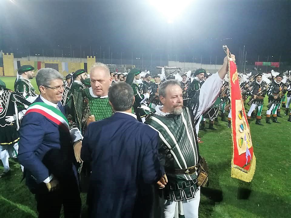 anteprima24's tweet photo. ** Disfida dei #Trombonieri di #Cava, vince Santa Maria del Rovo (VIDEO) ** https://t.co/26c7R7Bj0D
 #AttualitàRegione #AttualitàSalerno #PrimoPianoSalerno #Regione #Salerno #anteprima24 https://t.co/np5wjiUSbz