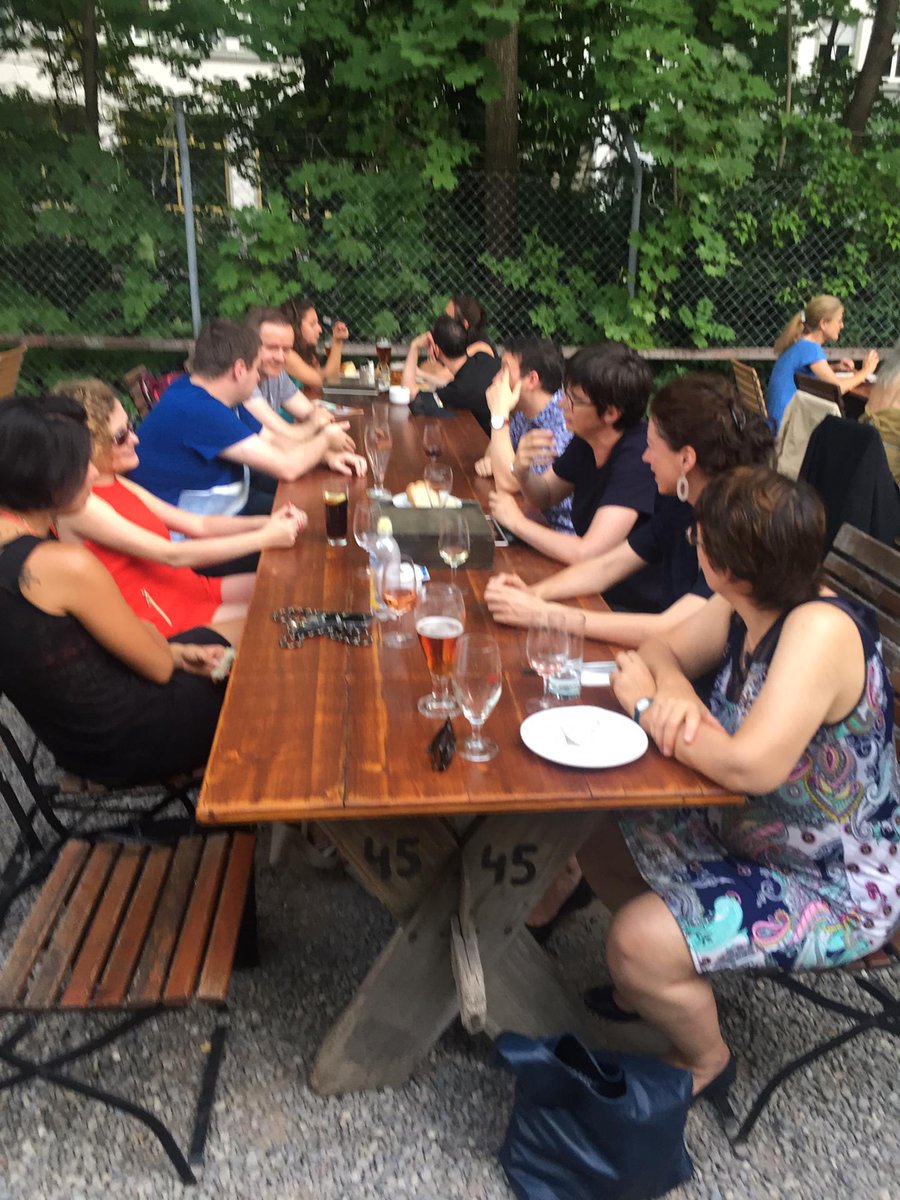 jeudis_ch's tweet photo. On n'a pas croisé de cheval 🐴 mais quelle belle Grande Tablée sous la tonnelle de la Reithalle ! 😎🍴🥂🌳 C'était samedi soir dernier. 
#jeudis #francophones #jeudisfrancophones #grandetablée #tonnelle #convivialité #été #Zürich #onestbien https://t.co/jVXfkwjTcR