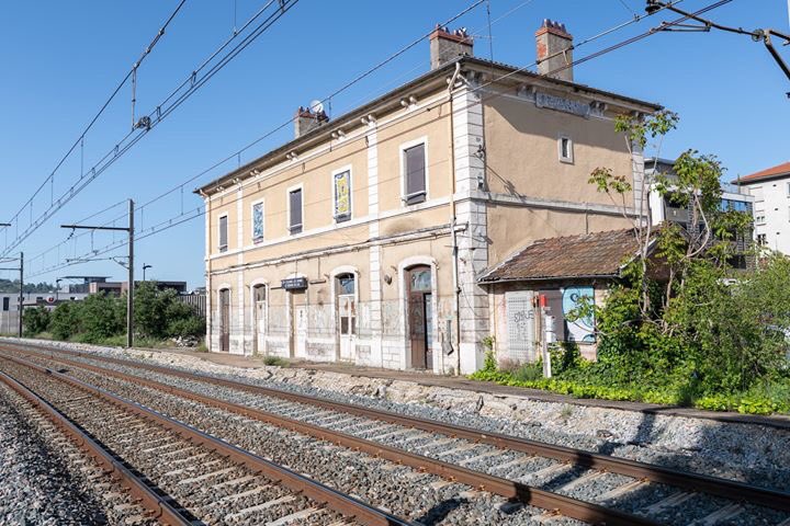RerSud's tweet photo. Des lignes électrifiées, des gares toujours présentes, ouvrons le transport #ferroviaire aux habitants du sud de #Givors ! Lyon-Condrieu : une véritable alternative à la voiture pour les habitants de #Condrieu #Ampuis #StRomainenGal #LoiresurRhone. 
👉🏻 https://t.co/bgZaqbPmsO https://t.co/4hKx05rrVC