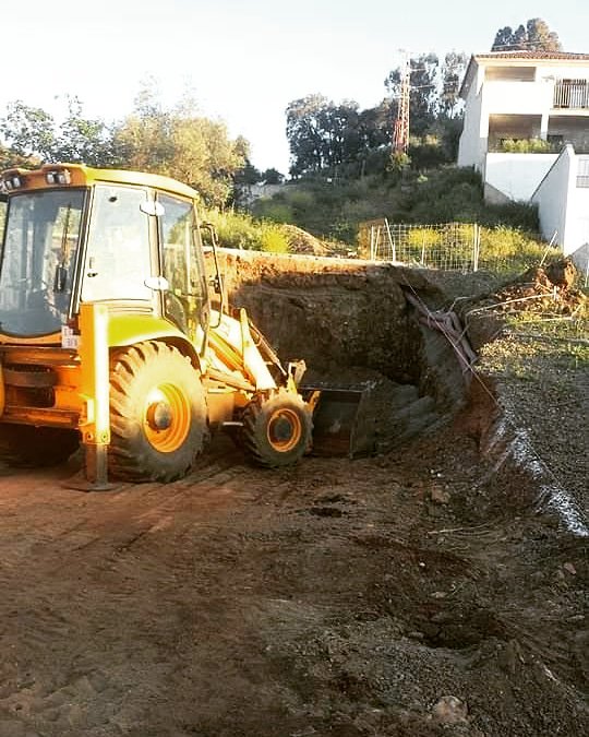 gbaracena1's tweet photo. #BuenosDías #comenzamos la #semana #Construction #maquinarias #prepararelterreno #excavaciones #buenoscomienzos #cimientos #terreno #vivienda #casas #rurallife #sierra #houses #rural #sinfiltro #sol #luz #naturaleza #empresaconstruccion #garciabarrero #FelizLunes #FelizSemana https://t.co/xgpKsSgaiF