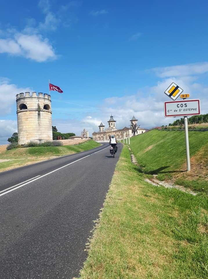 LeGrandMdeMarie's tweet photo. 🚴‍♀️🚴‍♂️8e étape : La Roche-sur-Yon - Yzernay

📍Hommage au saint patron du Grand M aujourd'hui en sa basilique éponyme en Vendée ! https://t.co/VXlg25gRpH