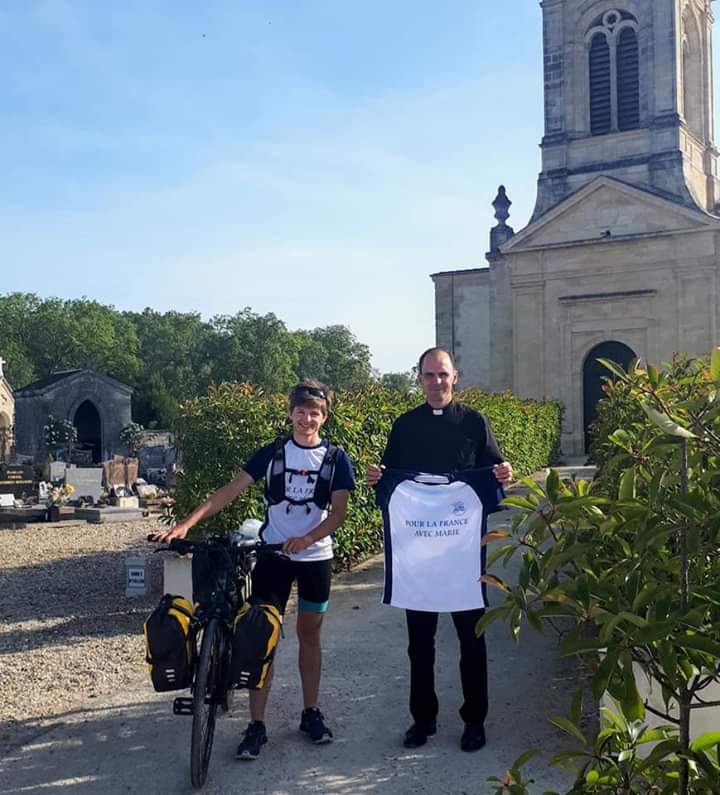 LeGrandMdeMarie's tweet photo. 🚴‍♀️🚴‍♂️8e étape : La Roche-sur-Yon - Yzernay

📍Hommage au saint patron du Grand M aujourd'hui en sa basilique éponyme en Vendée ! https://t.co/VXlg25gRpH