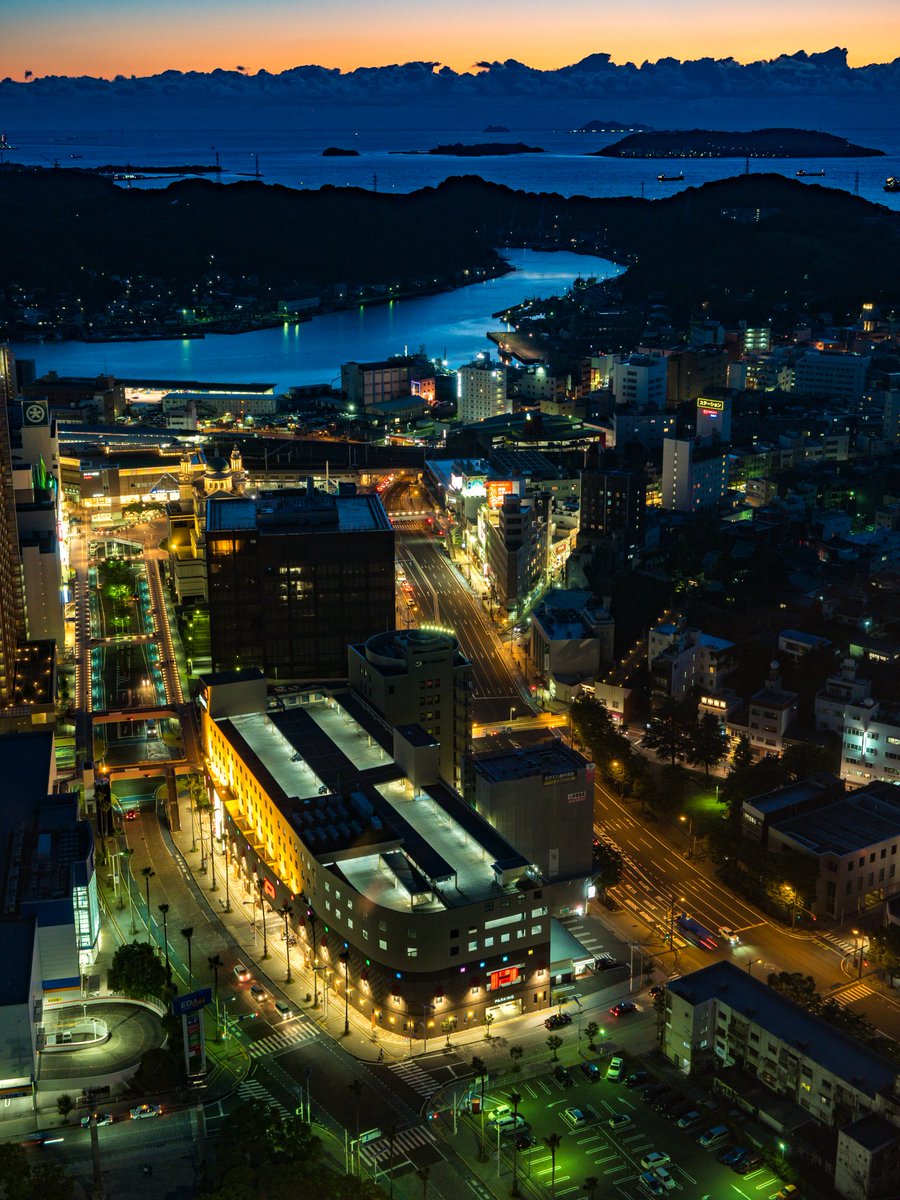 あひる隊長 下関 下関夜景 下関 海峡ゆめタワーから見た下関の夜景 下関駅側の駅の向こうの小瀬戸と唐戸側の関門橋や対岸の門司も美しい 夜の帳がゆっくりと降りる 縦写真あります Olympusomdem5mk2 下関 海峡ゆめタワー 写真好きな人と