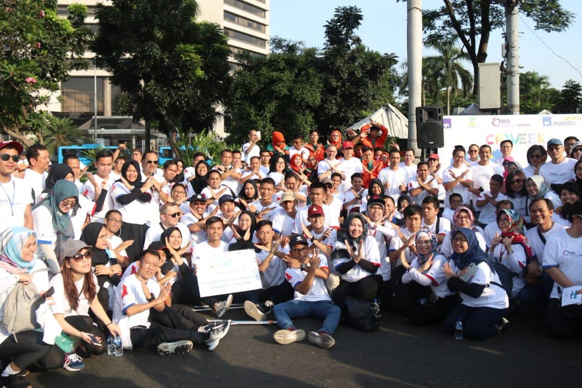 JulienSteimer's tweet photo. #AXA #HeartsInAction #AXAAtout❤️ @AXAIndonesia & @AXA_Mandiri are waking up very early at 5 in partnership with @KemensosRI & @ojkindonesia:1500 employees dedicated to help 300 disabilities people, improve #socialInclusion, provide free health checkups & protect environment 👍🏻 https://t.co/UUz9DpuyD6