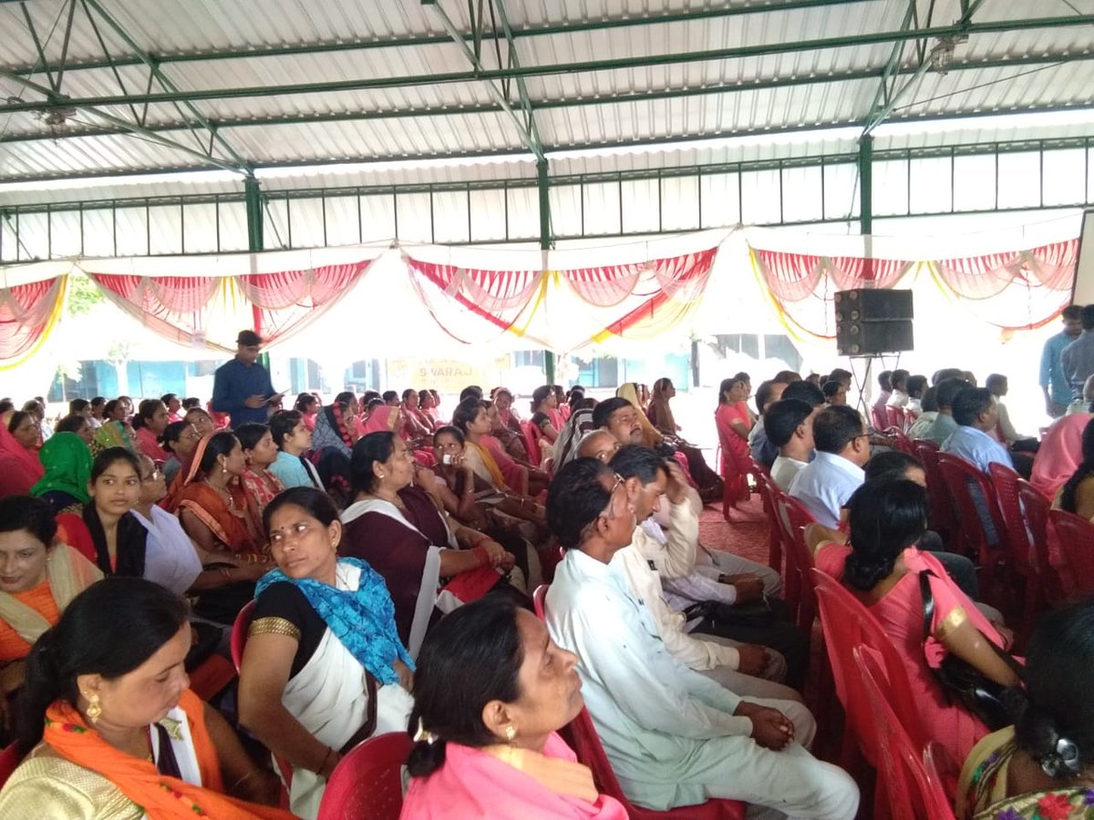 UpsrlmH's tweet photo. उ0प्र0 राज्य ग्रामीण आजीविका मिशन जनपद हमीरपुर में दिनांक 11.07.2019 जल संरक्षण कार्यक्रम जिसमें विकासखण्ड सुमेरपुर, कुरारा  मुस्करा व मौदहा की समूह सखियों एवं समस्त जिला स्तरीय एवं विकासखण्ड स्तरीय अधिकारियों द्वारा प्रतिभाग किया गया । https://t.co/qfnxuOr7we