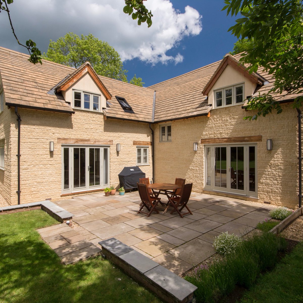 border_oak's tweet photo. Our wonderful clients have sent us some beautiful images of their #BorderOak home, built a couple of years ago. Our clients are now moving for work and so their lovely home is on the market. To view this property on Rightmove please click the below link!
https://t.co/NKZxutaVK9 https://t.co/SdX5KROomb