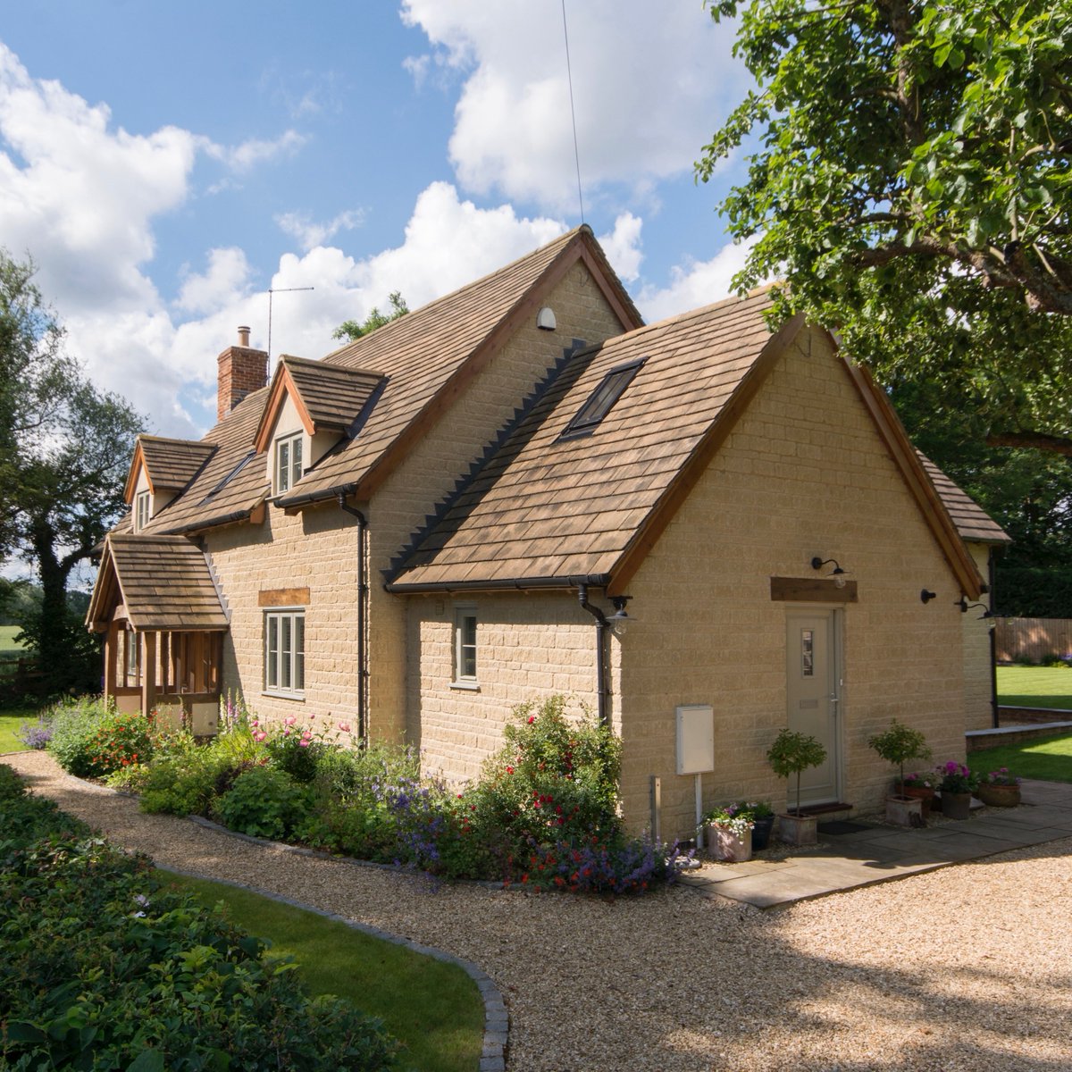 border_oak's tweet photo. Our wonderful clients have sent us some beautiful images of their #BorderOak home, built a couple of years ago. Our clients are now moving for work and so their lovely home is on the market. To view this property on Rightmove please click the below link!
https://t.co/NKZxutaVK9 https://t.co/SdX5KROomb