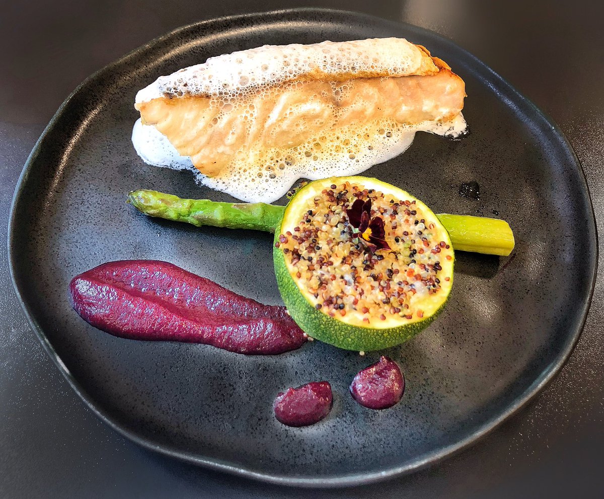 Filet de lieu jaune rôti sur la peau, émulsion au gingembre et citron vert, quinoa aux herbes mousseline de betterave et pointe d’asperge....#Toane #restaurant #été #Lyon #lyonresto #terrasse #perlati #igerslyon  #resto #food #gastronomie #grezieu #menu #grezieulavarenne