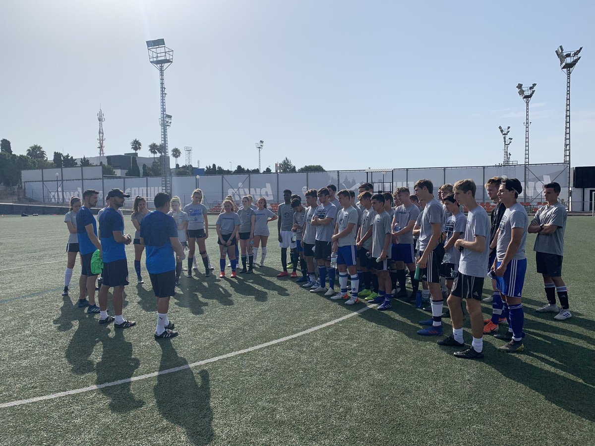 coachspinks8's tweet photo. Today the boys and girls teams trained with the Valencia coaches 👍🏻 #FCFredSpain #valenciasoccer https://t.co/tB6pod50dg