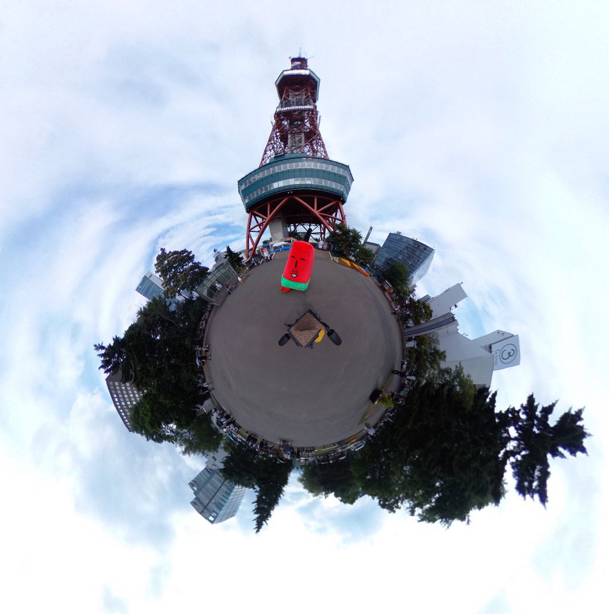 360°カメラとやらでテレビ父さんを撮影してもらいました！！
なんとも不思議なお写真～！！
テレビ父さんを中心に世界が回ってるみたいですな