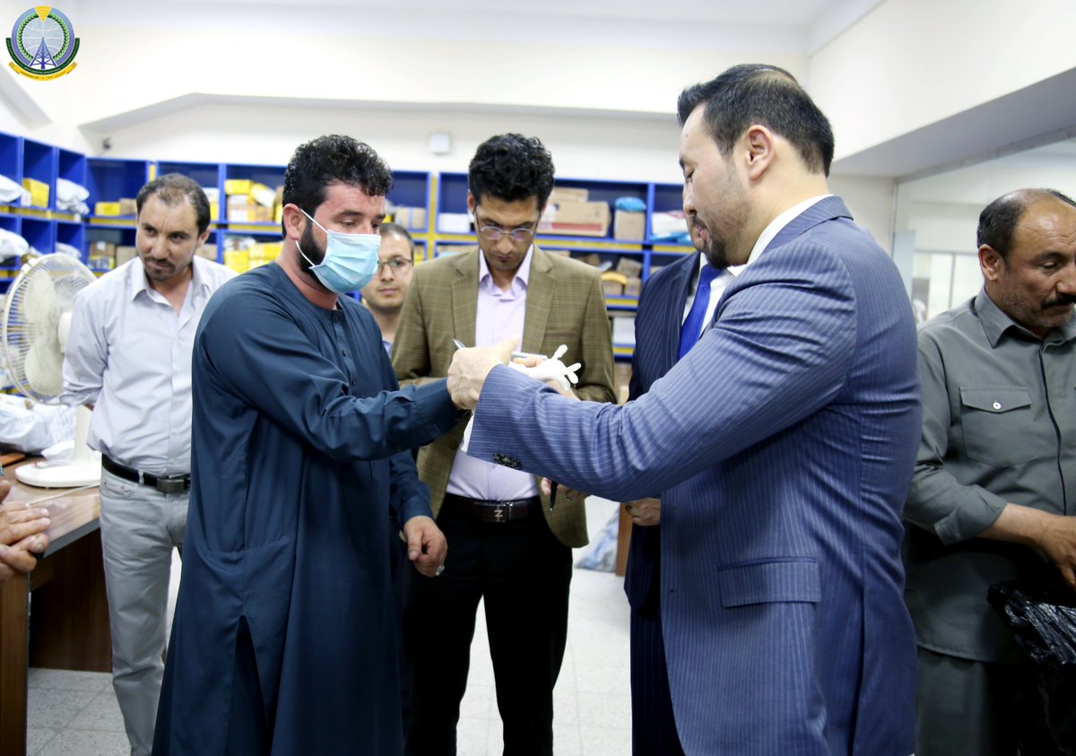 mcitaf's tweet photo. محترم محمد فهیم هاشمی سرپرست وزارت مخابرات و تکنالوژی معلوماتی به منظور حفظ صحت و سلامتی پرسونل به کارمندان پسته خانه دستکش و ماسک توزیع کرد. 
محترم هاشمی افزود کارمندان حق دارد از امتیازات خوب برخودار باشند، تا خدمات خوبتر به مردم ارایه نمایند. https://t.co/PXC7zjdusr