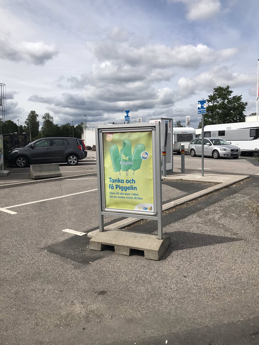Åker in på <a href="/OKQ8_AB/">OKQ8</a> i Värnamo där de belönar de som tankar minst 20 liter med piggelin. Själv har jag tankat fullt med biogas (15 kg) och hoppas att det måste ju ge minst en storstrut, men det blev ingenting. Fossila subventioner finns lite överallt. #biogas #klimat #fossilfri