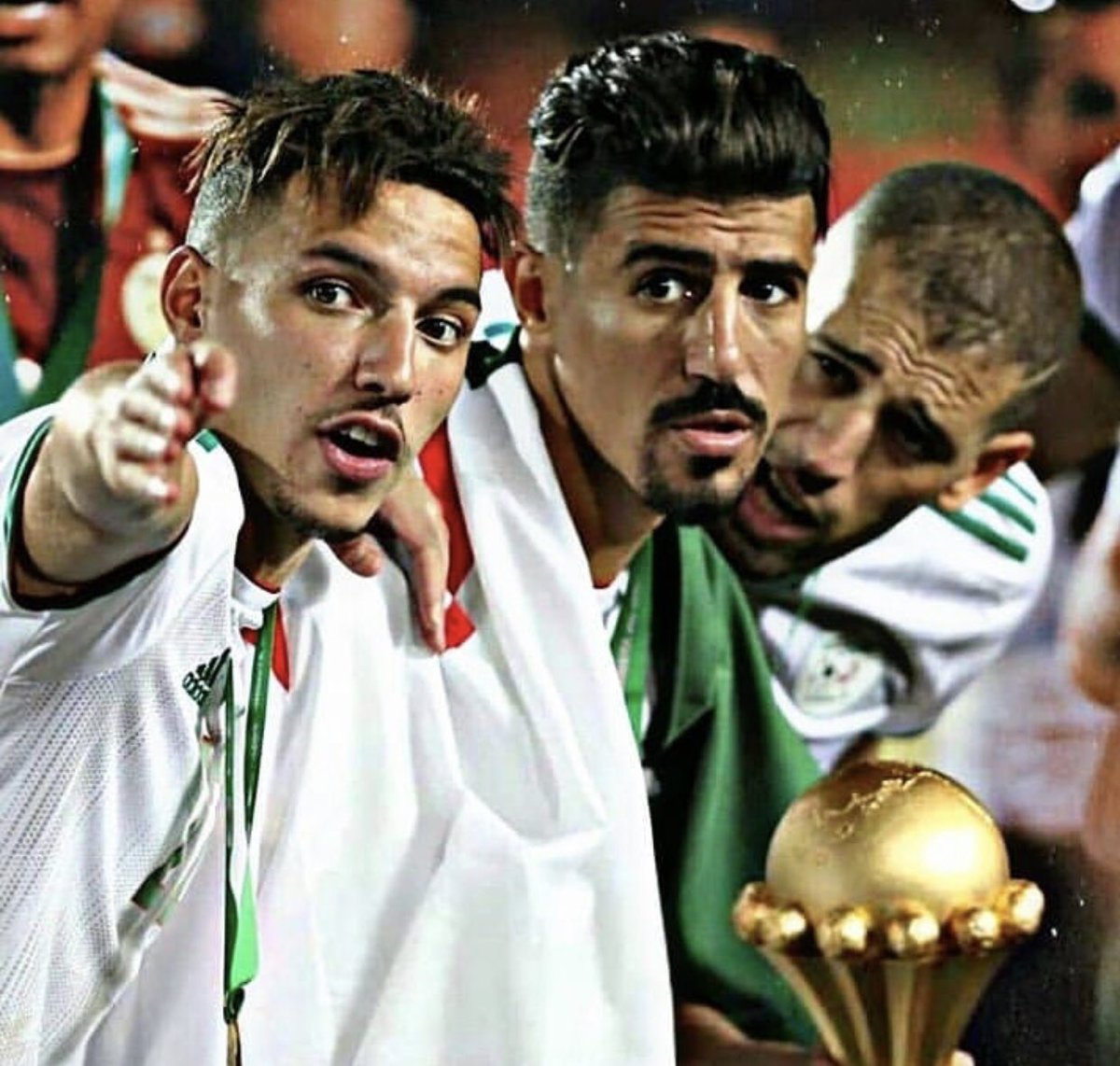 - Bennacer: « je crois si on court vite là-bas on peut faire des photos avec la coupe avant que Islam nous la prend »

- Slimani: « Haya baghdad ça fait 5 secondes tu l’as fait tourner »