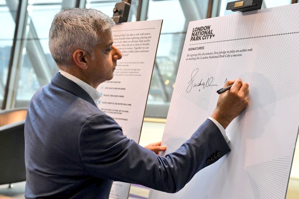 London: it's official! We are the world's first #NationalParkCity.

A cleaner, greener London is central to my vision for our city - and we're taking bold action to ensure people, places are nature are better connected. 

london.gov.uk/press-releases…

#DeliveringChangeForLondon 🌳