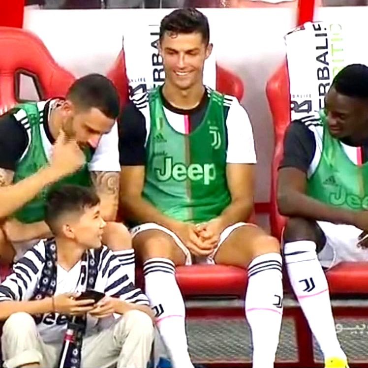 "Ho visto questo ragazzino in campo, avevo capito che voleva farsi la foto con #CristianoRonaldo e avevo paura lo portassero via. Quindi l'ho portato a farsi le foto con Cristiano.
Io... quando vedo un ragazzino in campo... per me non è un'invasione, è gioia".
[Maurizio #Sarri]
