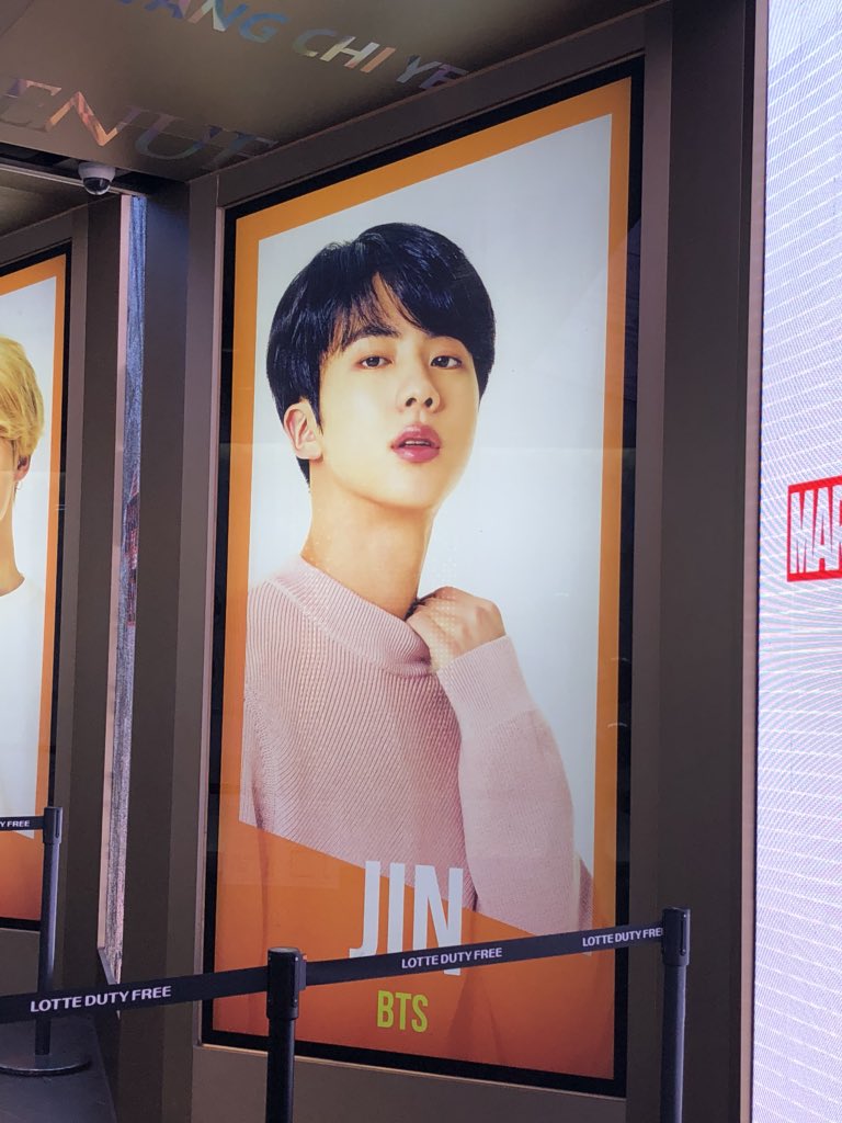 dsl1009's tweet photo. #BTSJIN ❤️四舍五入我摸到小珍的手啦！ https://t.co/fhciSEOrJR