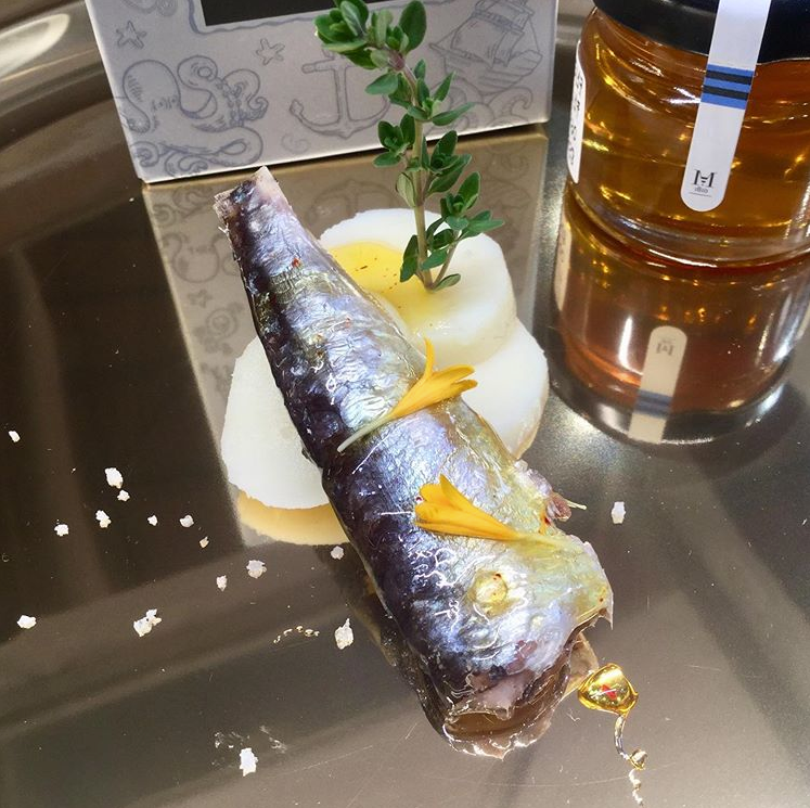 nicolasyvalero's tweet photo. Para el aperitivo de hoy hemos elegido esta sardina picante con miel de romero de  Conservas Ramón Peña. ¿Quién se apunta?
Si quieres saber más sobre @RamonPena_, llámanos y te informamos. https://t.co/pZvJkkLk8P