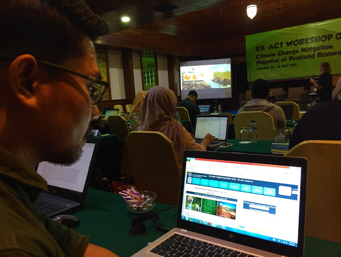 Workshop ini mengenalkan secara singkat lahan gambut di Indonesia dan hidrologinya serta pentingnya #emisiGRK. Fokus utamanya adalah melakukan estimasi #emisiGRK menggunakan tool EX-ACT dan informasi terkait lainnya.

#Gambut #PeatLand #GHGEmission