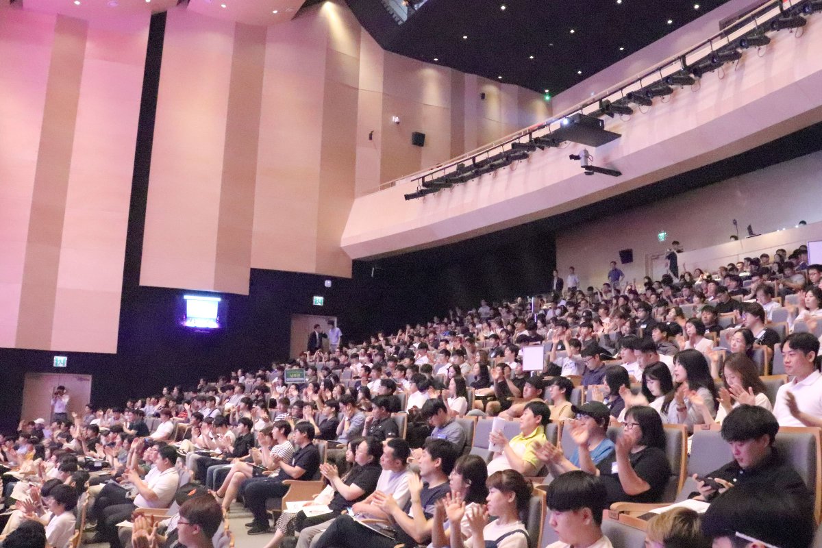 gyeongsangbukdo's tweet image. 도청에 모인 #경북 #청년 들 👫
지금 도청에서 2019년 중소기업 청년일자리사업 참여청년들의
#청년교육 이 진행되고 있어요! 😀

바람직한 #직업활동, 일의 #자긍심 과 #행복 을 찾아서!

경북의 미래인 청년들을 항상 #응원 🥳 합니다!  

문의 | 경상북도 경제진흥원 054-472-2986