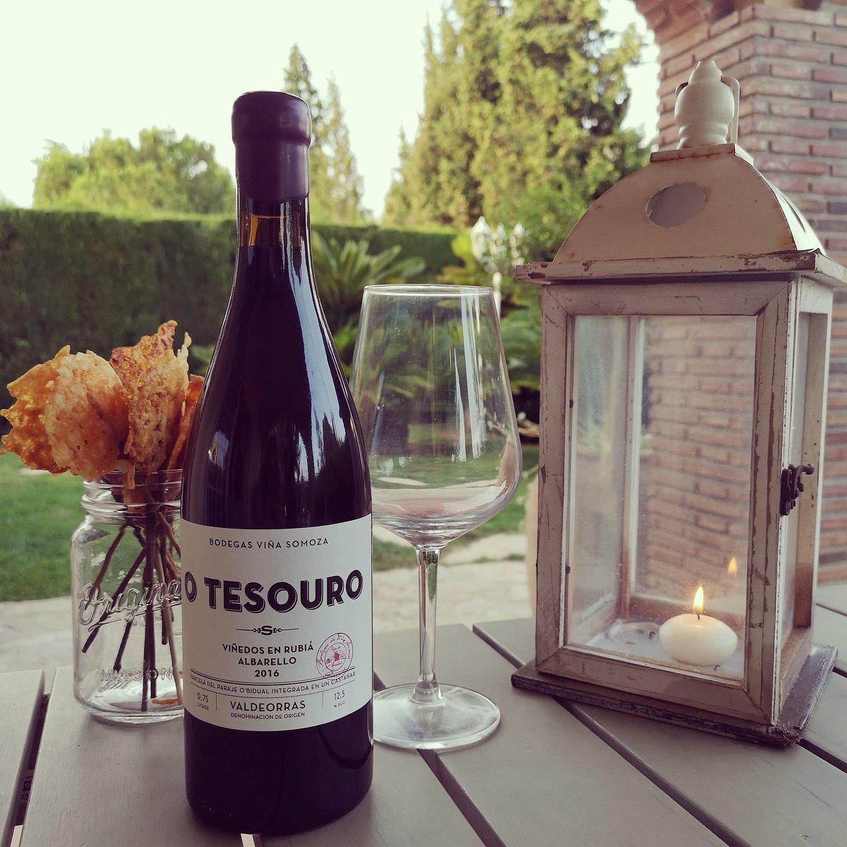 BodegaSomoza's tweet photo. #otesouro Elaborado con uva #albarello variedad muy escasa en la comarca de Valdeorras. Valorado con 94 puntos en la @guiapenin 2016, es una experiencia sensorial inolvidable y cuidada hasta el más mínimo detalle.  #dovaldeorras #lifestyle #sumiller #winelovers #vinosdeespaña https://t.co/1fgzLTY2kj