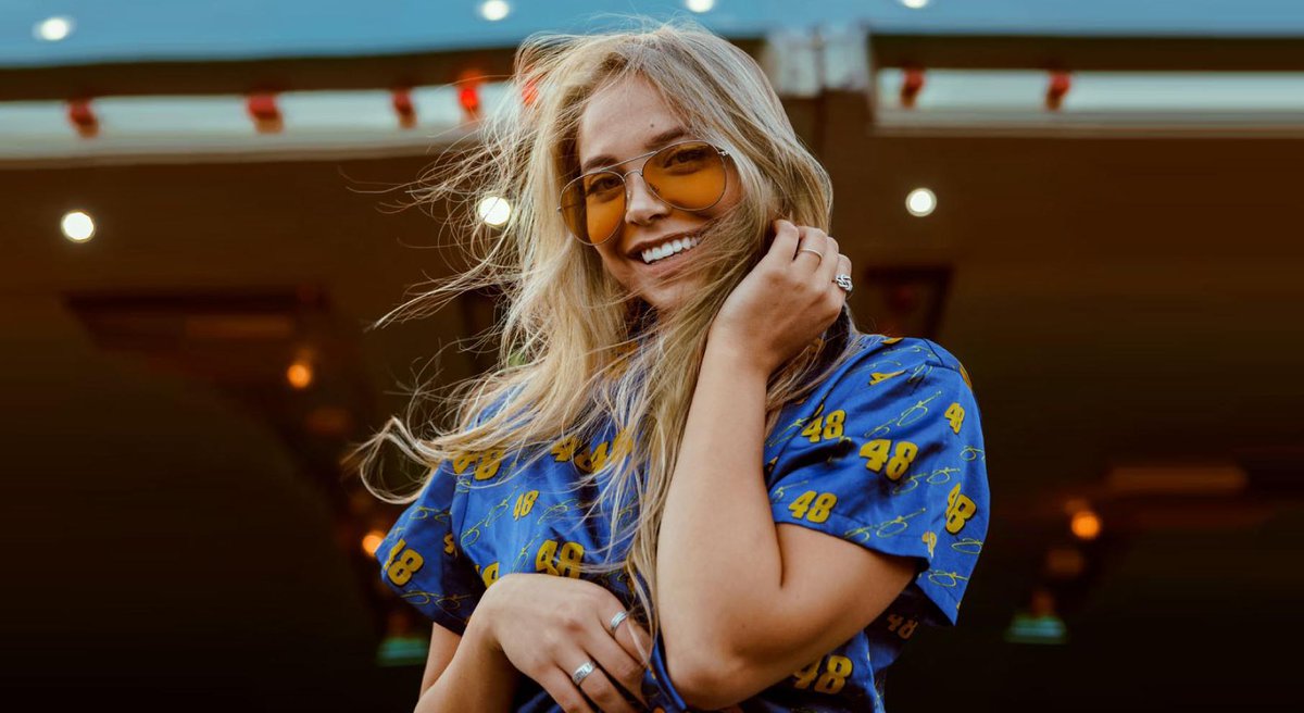 // Haartrend: De bushel braid 🌺 // Vlechten komen en gaan. Een ding is zeker: we zullen ze nooit zat worden. Er is weer een nieuwe trend gespot: de bushel braid. En we zijn helemaal verliefd: bit.ly/2Y3tE9w #braid #bushelbraid #haartrend #kappersakademie #blog