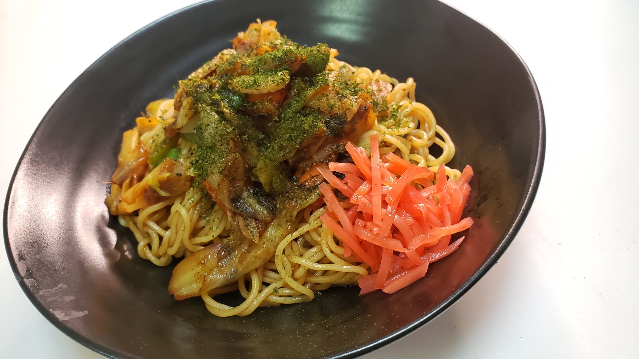 リュウジ 料理のおにいさんバズレシピ セブンの肉入りカット野菜と焼きそば麺をレンチンすると 野菜たっぷり焼きそば になるの超使えるライフハックだと思う 容器に麺とカット野菜1袋 付属のソースと塩胡椒 油小1半入れてラップせず600w4分チンし混ぜる