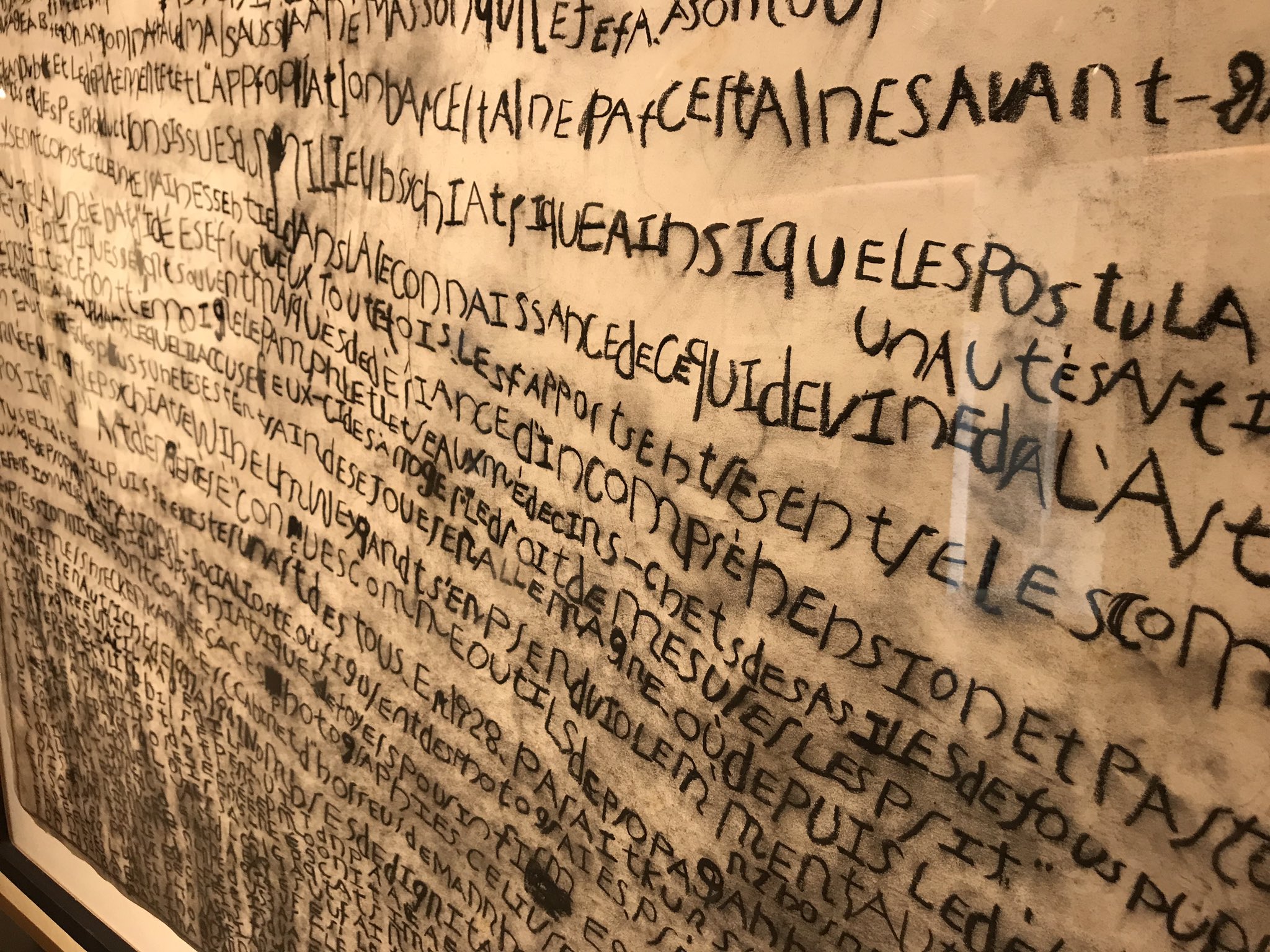 Twitter 上的 Tobichi 英語 というタイトルの作品 古文書みたいな雰囲気があって かっこいい 時々 英語以外も混じっていて またしても 子どものころ 英語が書きたくて見よう見まねでアルファベットを並べて書くのだけど なーんか違うんだよな なんでかな と