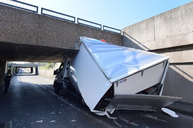 Un Camion Sencastre Contre Le Pont De La Pardieu à Clermont