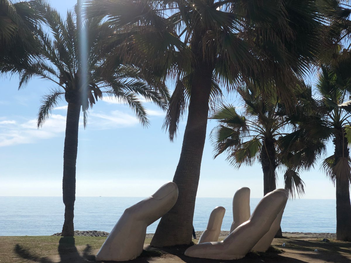 Buenos días #Fuengirola!! Si buscas plan para disfrutar en familia, esta noche tienes dos opciones gratuitas: 21:00 horas Teatro infantil en el parque de España y a las 22:00 en el recinto Marenostrum de la playa del castillo, Cine de Verano con "Spiderman, un nuevo universo"