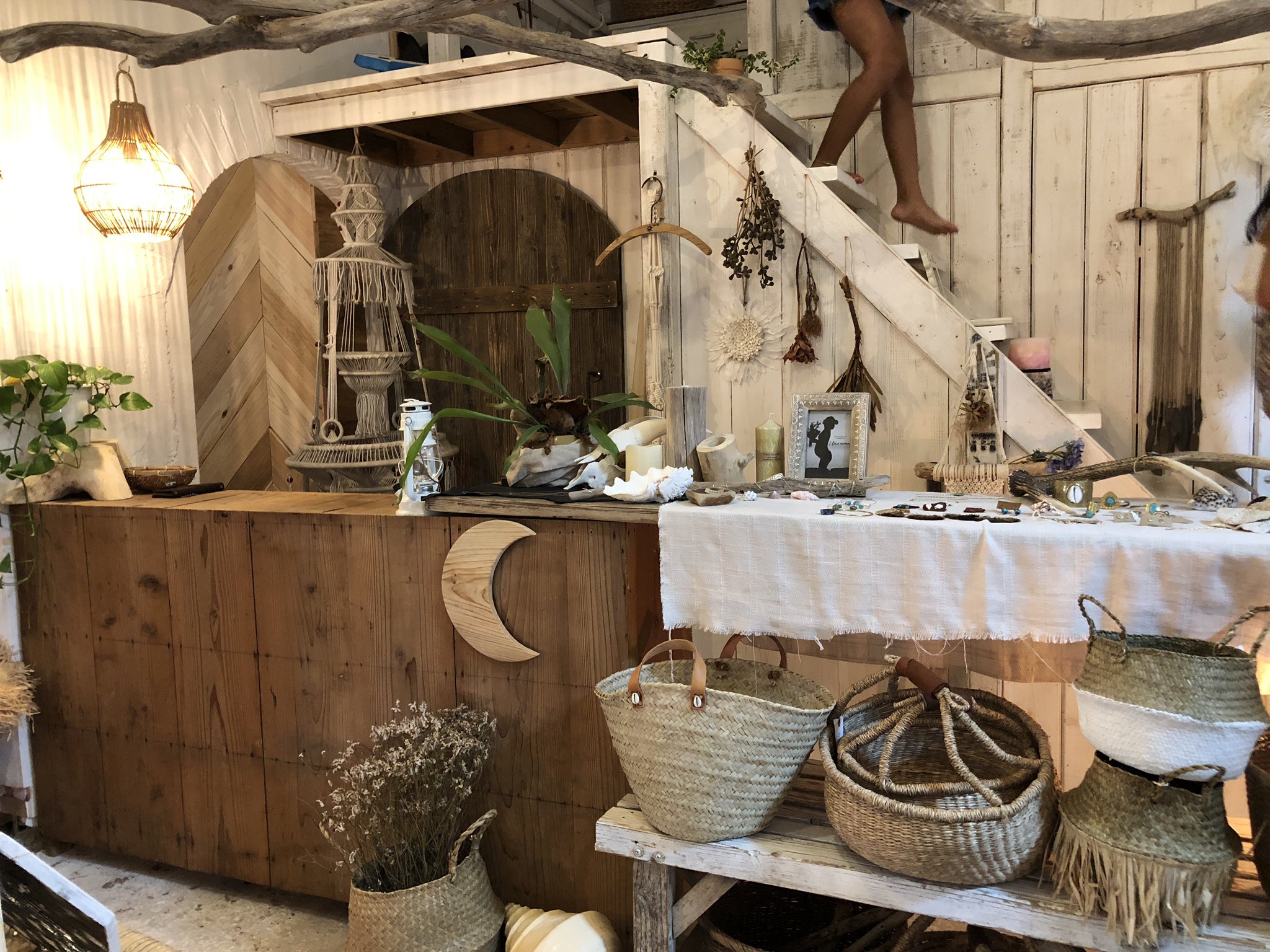 おうしゅん 写真と服づくり Sealiving 沖縄県名護にあるショップ 店内の内装が全部 オーナーさんの手づくり オシャレなアクセサリーが多いし ２階はゲストハウスだし すごく魅力を感じる 名護に行ったら絶対行って欲しい所 沖縄観光 沖縄旅行